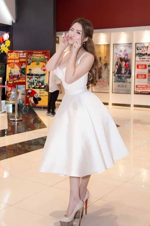 Thuỷ Top diện đầm trễ nải sexy.