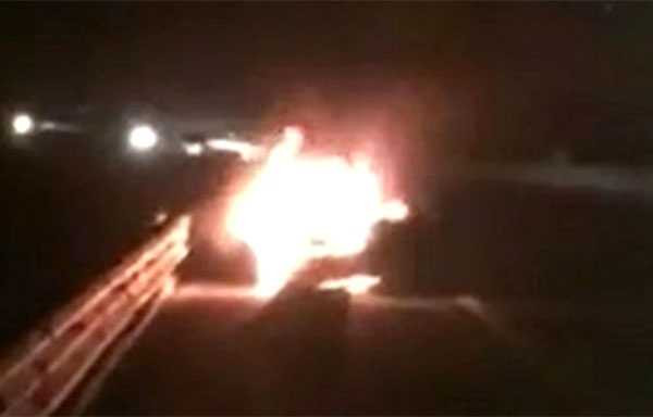 Chiếc xe Lexus bị ngọn lửa hung dữ thiêu rụi gần như hoàn toàn. - Ảnh chụp từ video clip.
