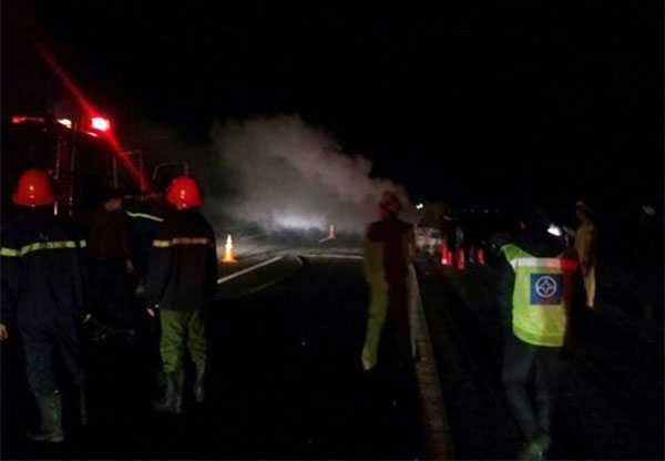 Lực lượng chức năng tại hiện trường vụ cháy. - Ảnh: Otofun