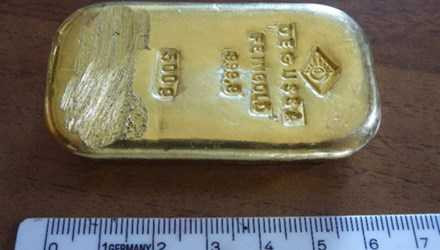 Thanh vàng nặng 0,5 kg, trị giá khoảng 20.000 USD. Ảnh: AP.