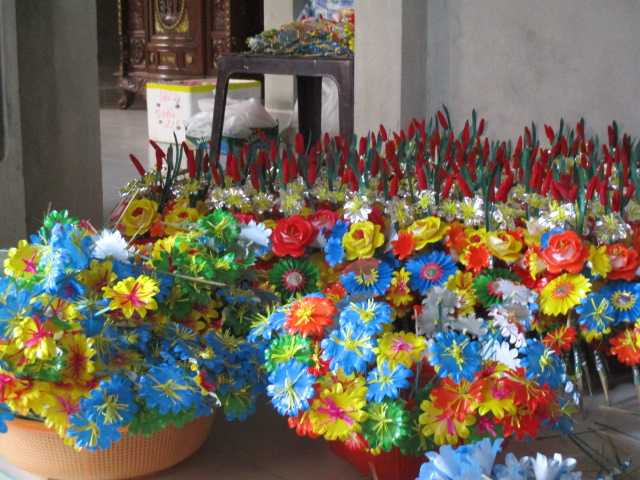 Để cho ra những bông hoa giấy đẹp cần trải qua nhiều công đoạn dưới bàn tay của người thợ lành nghề.