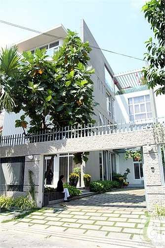 Ngôi nhà có kiến trúc trang nhã, rộng thoáng và thân thiện với thiên nhiên.