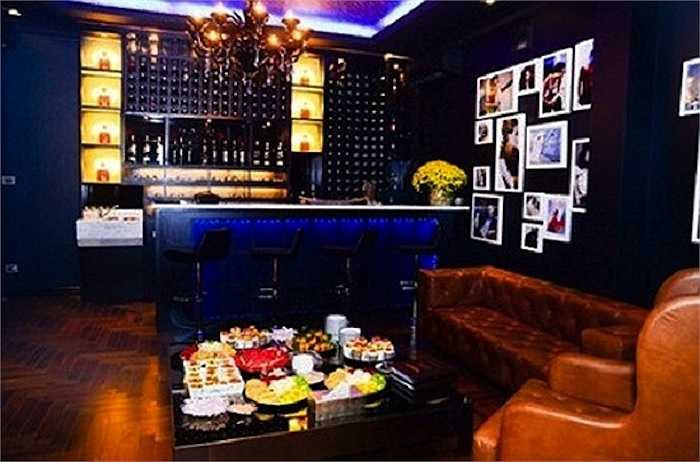 Phòng khách được bày trí ấm cúng.