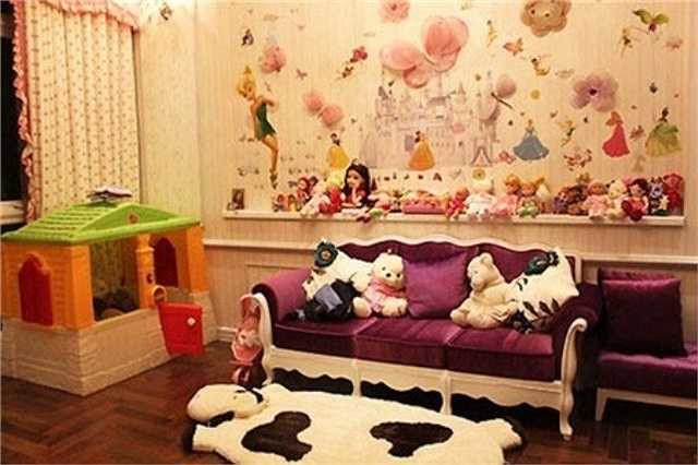 Phòng ngủ rộng 80m2 của Bảo Tiên.