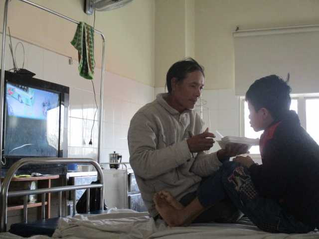 Ông Tấn chăm con tại Khoa Nhi - Bệnh viện Trung ương Huế.