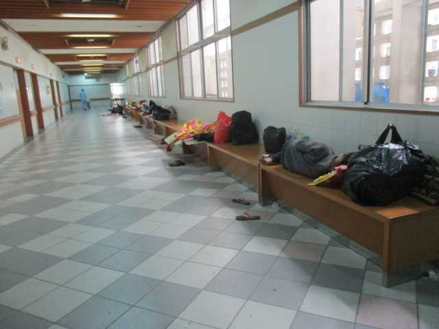 Mòn mỏi chờ tin người thân tại hành lang Khoa Cấp cứu - Bệnh viện Trung ương Huế.