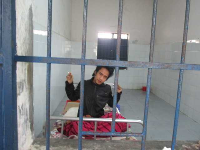 Anh Q.T trong phòng biệt giam tại Bệnh viện Tâm thần Huế.