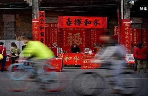 Ông đồ già tĩnh lặng giữa dòng người hối hả ngược xuôi. Ông đồ già tĩnh lặng giữa dòng người hối hả ngược xuôi.