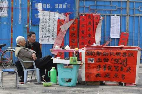 Phút nghỉ ngơi hiếm hoi của những ông đồ. Phút nghỉ ngơi hiếm hoi của những ông đồ.