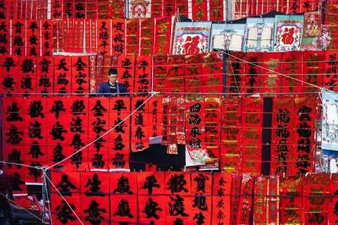 Người mua như lạc vào thiên lạ địa võng những tác phẩm thư pháp. Người mua như lạc vào thiên lạ địa võng những tác phẩm thư pháp.