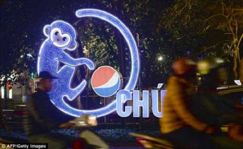 Đường phố Hà Nội được trang hoàng rực rỡ để đón Tết Bính Thân.