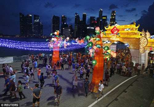 Các đường phố ở Hong Kong trở nên rực rỡ hơn vào dịp Tết Nguyên Đán.