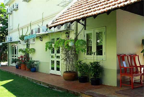 Ngôi nhà hai tầng được thiết kế theo phong cách Châu Âu với màu chủ đạo là trắng.