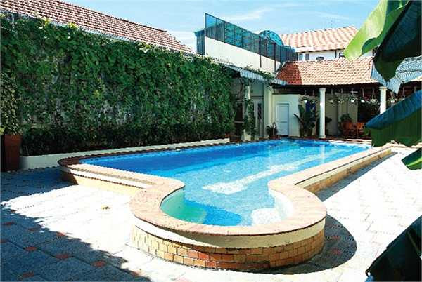 Biệt thự có bể bơi khá lớn.