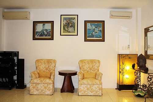 Những bức tranh là món quà cưới của bạn bè vẫn được Diễm My giữ gìn và trân trọng.