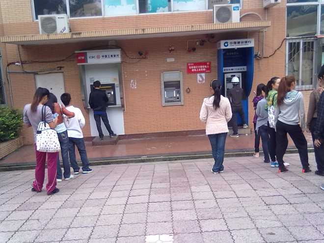 Người Trung Quốc rút tiền về quê ăn Tết. Ảnh: southcn.com