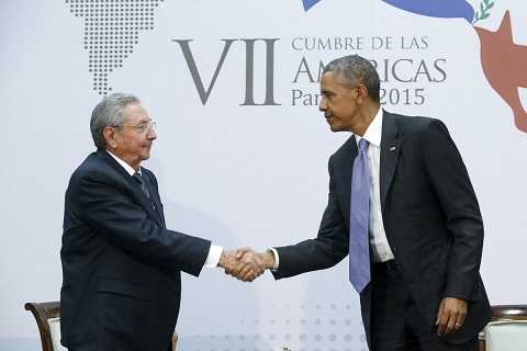 Cái bắt tay lịch sử của Barack Obama và Raul Castro 