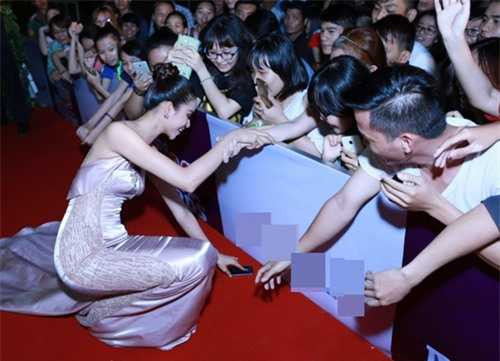 Phạm Hương thu hút sự chú ý của giới truyền thông cùng đông đảo khách mời khi khom người ngồi xuống sát nền thảm đỏ, nhặt giúp chiếc điện thoại do fan làm rơi. 