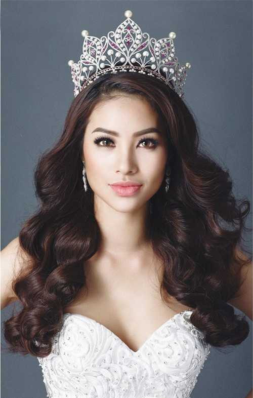  Khoảnh khắc Phạm Hương cúi chào các phóng viên tại sân bay ngày trở về cũng gây được ấn tượng tốt