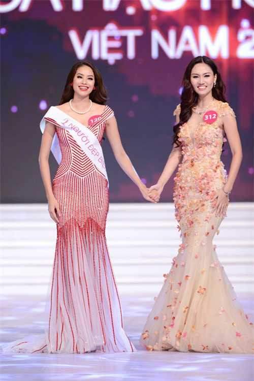  Khoảnh khắc Phạm Hương cúi chào các phóng viên tại sân bay ngày trở về cũng gây được ấn tượng tốt