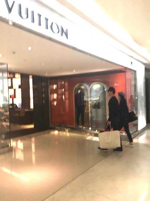 Lý Thần tỏ ra ga lăng, xách đồ cho người yêu.