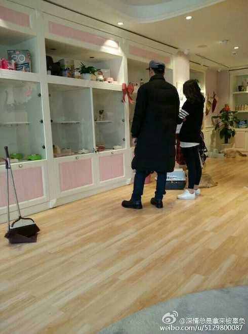 Cả hai cùng nhau chọn đồ rất thân thiết.