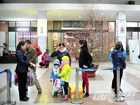 Chiều cuối cùng ở sân ga Hà Nội không quá ồn ào, đông đức như mọi ngày, chỉ chừng vài trăm người lên tàu về quê ăn Tết sau một năm vất vả lao động, mưu sinh ở thủ đô. Có lẽ, họ là những người cuối cùng rời Thủ đô vì nhiều lý do khác nhau mà không thể về sớm được.