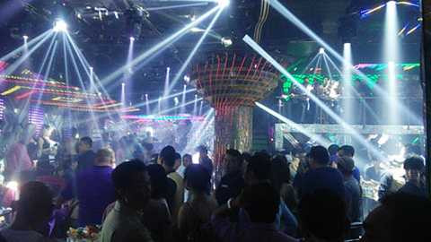 Thiếu nữ, mặc gợi cảm, dùng ma túy, phục vụ khách