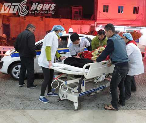 Nhân viên điều dưỡng tiếp nhận bệnh nhân vào cấp cứu - Ảnh MK