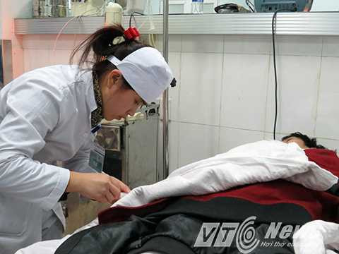 Nửa đêm, nữ bác sỹ này vẫn tận tình, ân cần chăm sóc bệnh nhân nặng tại phòng cấp cứu khẩn cấp