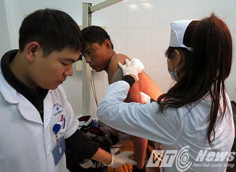 Băng bó vết thương cho bệnh nhân sau tiểu phẫu