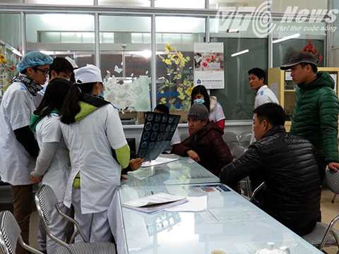 Bác sỹ và kíp trực tư vấn cho người nhà bệnh nhân về trường hợp bị thương nặng cần phải phẫu thuật não gấp