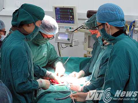 Phòng mổ được bố trí trên tầng 5 cùng tòa nhà để cấp cứu khẩn cấp những trường hợp bị bệnh nặng, nguy cấp