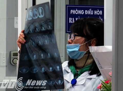 Bác sỹ chẩn đoán hình ảnh tại phòng cấp cứu khẩn cấp