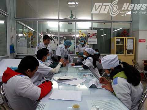 Khi không có bệnh nhân cấp cứu, các bác sỹ lại trao đổi nghiệp vụ, hướng dẫn thực tập sinh nghiên cứu những ca bệnh