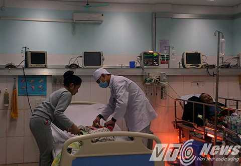 Người mẹ trẻ hốt hoảng bế đứa bé trên tay chạy vào Khoa cầu cứu do cháu bé bị sốt cao, co giật, bất tỉnh - Ảnh MK 