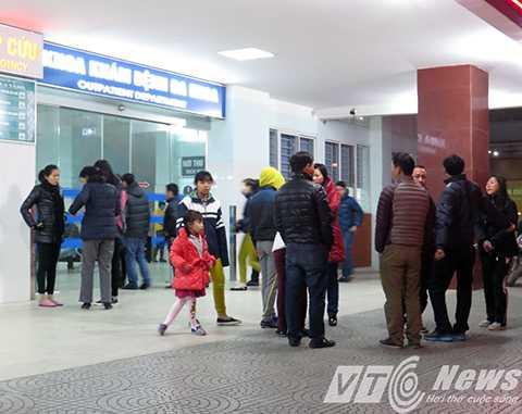 Người nhà bệnh nhân hồi hộp, lo lắng chờ đợi ngoài khoa cấp cứu - Ảnh MK