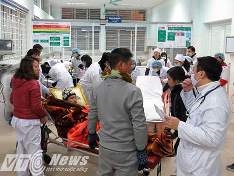 Các y bác sỹ làm việc tại Khoa cấp cứu luôn phải đối mặt với áp lực từ người nhà, bệnh nhân, tính chất công việc, thậm chí còn cả bị hành hung, đe dọa - Ảnh MK