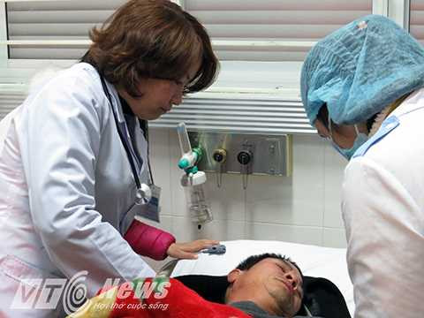 Bác sỹ Nguyễn Thu Thủy thăm khám cho một bệnh nhân được chuyển đến cấp cứu trong đêm