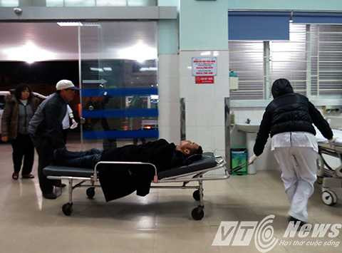 Nhân viên điều dưỡng đẩy xe tiếp nhận bệnh nhân vào Khoa cấp cứu