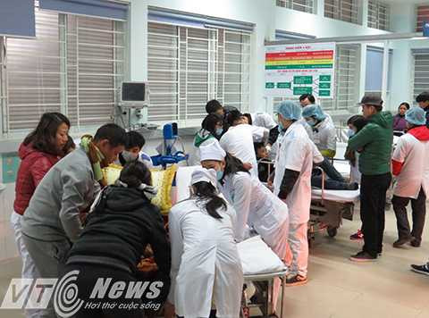 Các y bác sỹ, điều dưỡng phải liên tục thực hiện các bước cấp cứu nhiều bệnh nhân cùng lúc