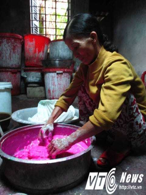 Muốn cho ra hạt nổ nhiều màu sắc phải trộn bột với phẩm màu.