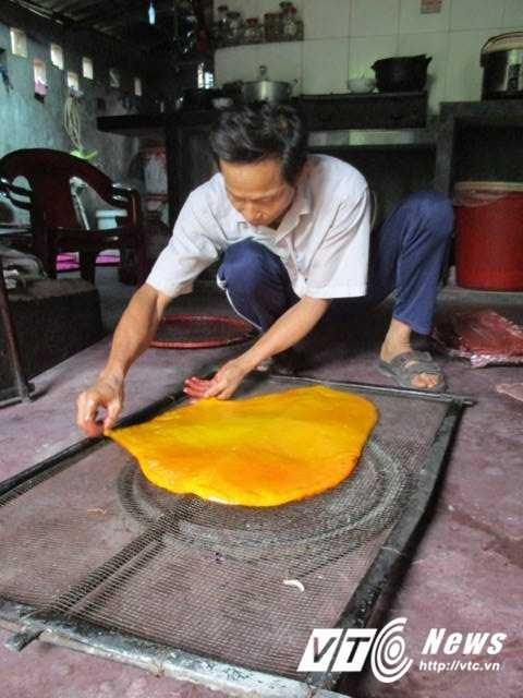 Sau khi hấp dàn bột mỏng ra một tấm lưới.