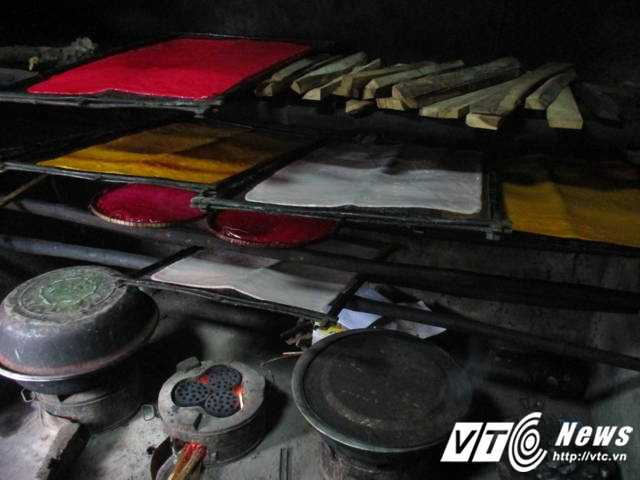 Dàn xong thì đem xấy trên bếp cho khô.