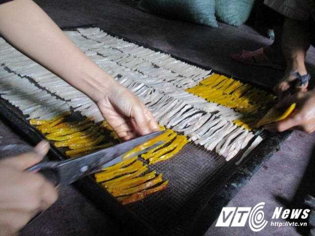 Sấy xong thì bắt bột thành từng cọng dài khoảng 10cm.