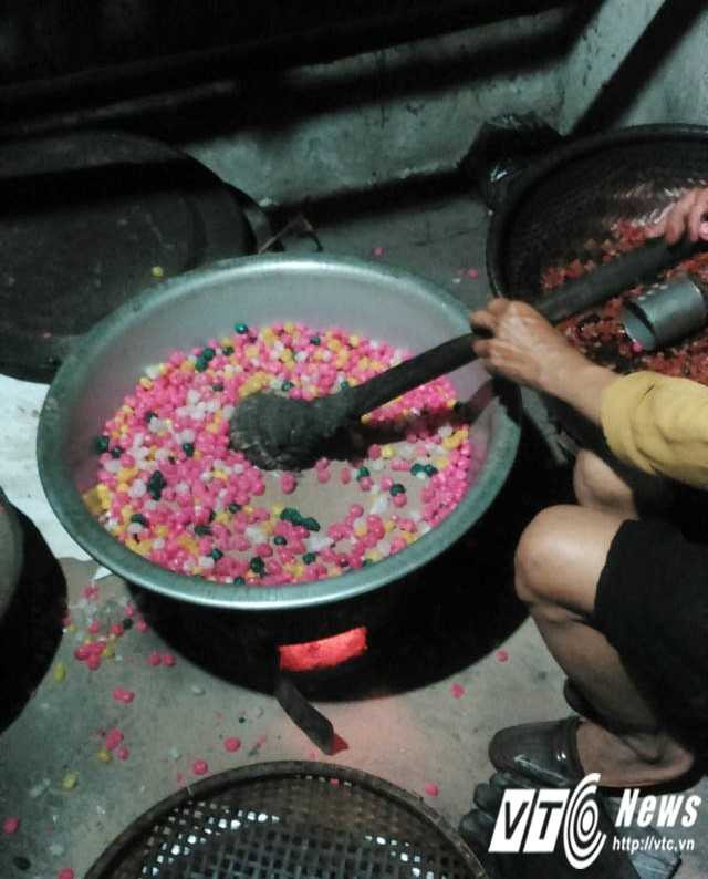 Tiếp tục cắt các cọng bột thành hạt nhỏ rồi rang trong cát vàng và thu được hạt nổ.