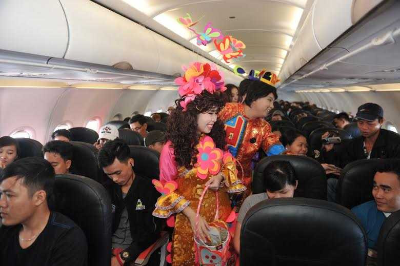 3 vị Táo quân lì xì cho hành khách trên chuyến bay