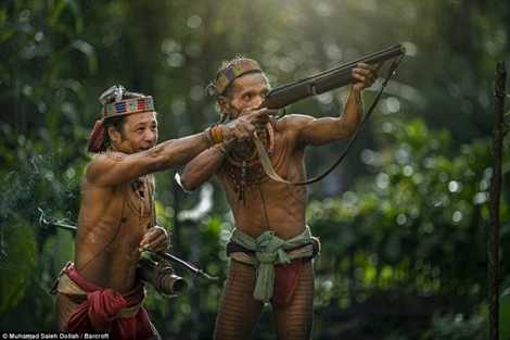 Hai người đàn ông thuộc bộ lạc Mentawai dùng súng thô sơ săn bắn