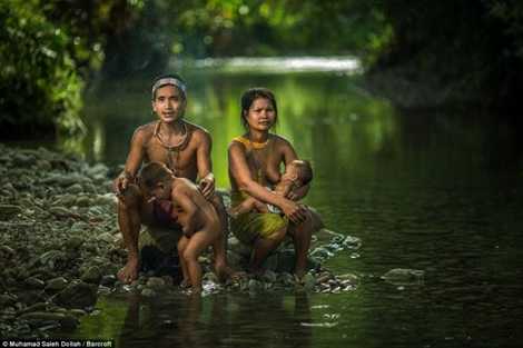 Bộ tộc Mentawai có khoảng 64.000 thành viên và họ thường sống thành những thị tộc nhỏ với số lượng từ 30 đến 80 người/nhóm