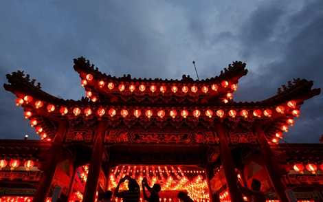 Nhà cửa treo đầy đèn lồng đón năm mới ở Kuala Lumpur, Malaysia